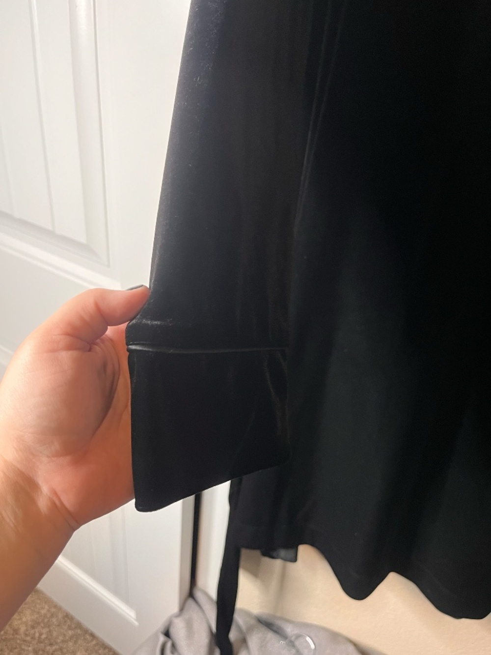Black Velvet Robe with Red Satin Lining Soma L/XL - Picture 5 of 6